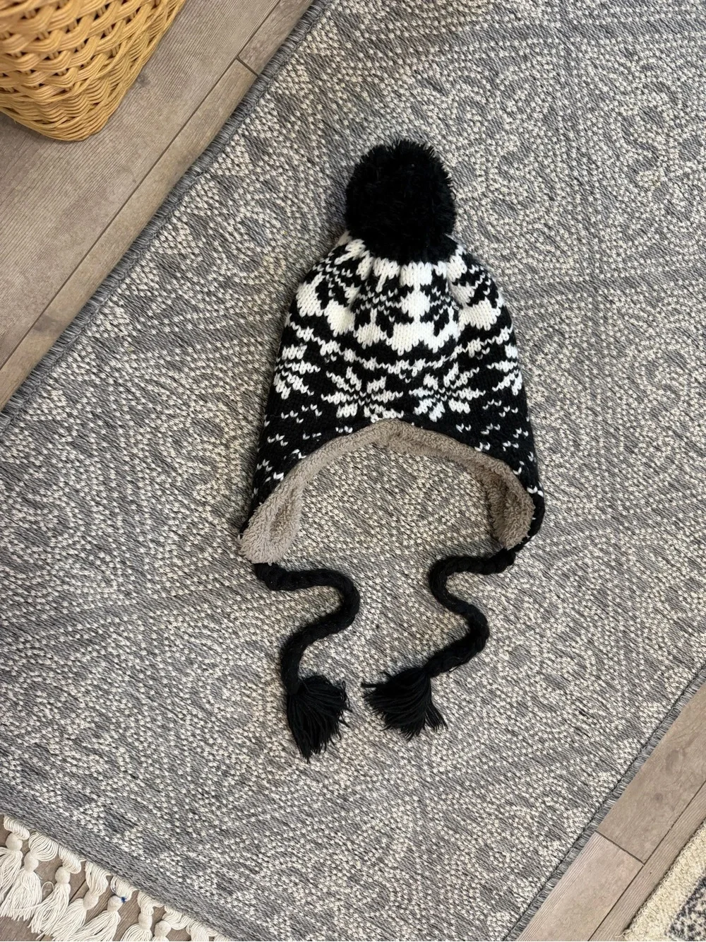 Peruvian-style winter hat features a Nordic snowflake pattern